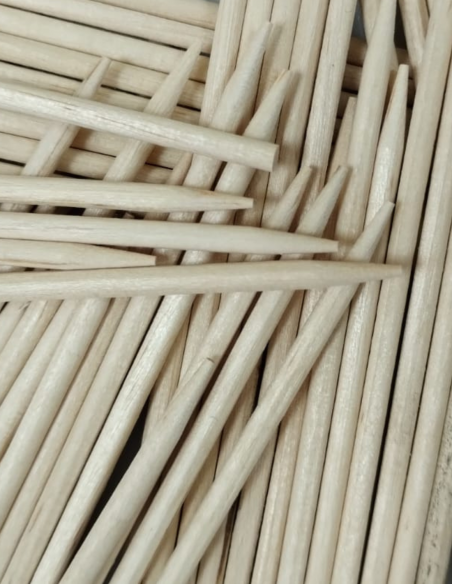 Pinchos higiénicos de madera redondos ideales para aperitivos, canapés y catering.